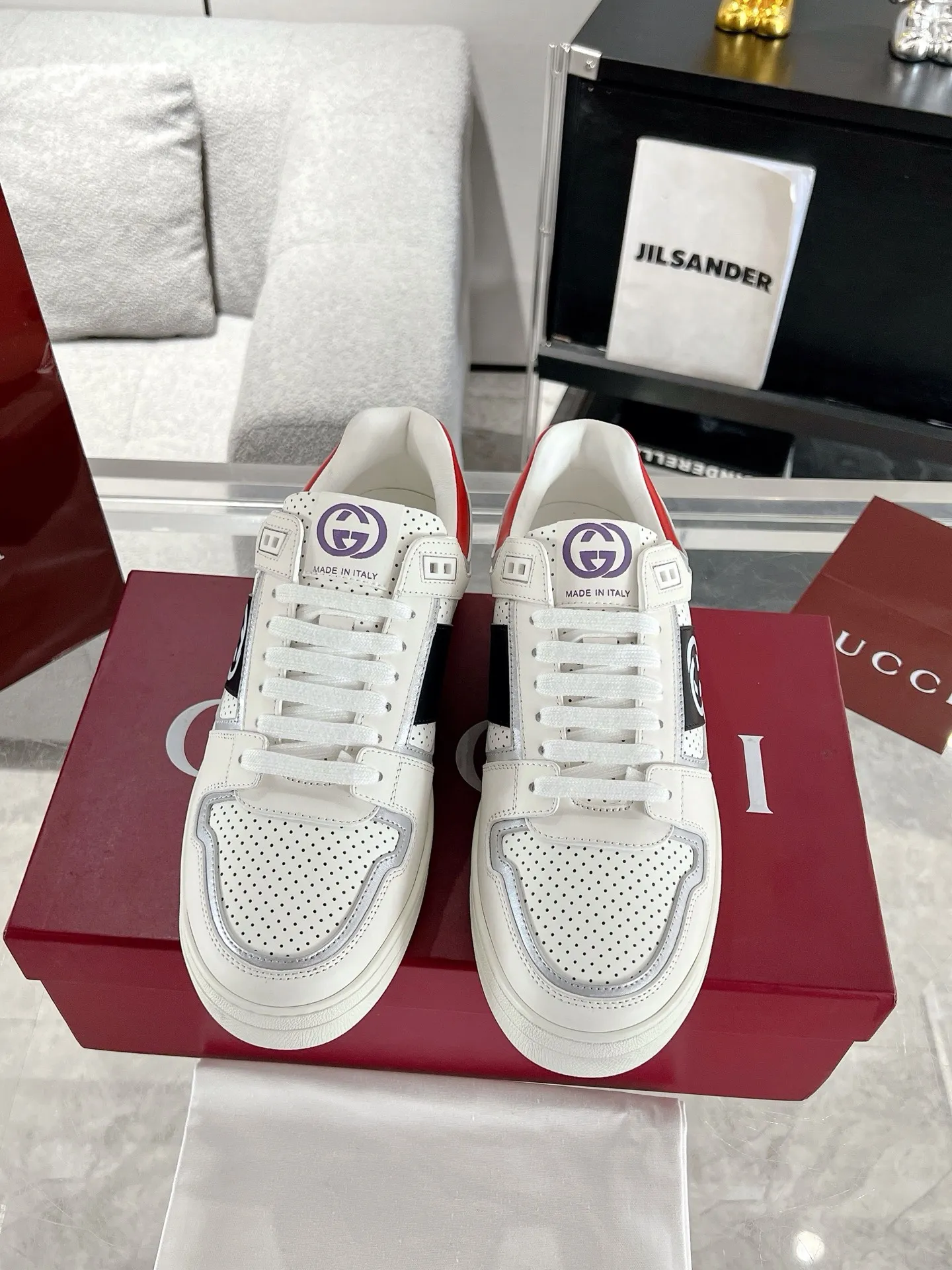 👟👟Ex-factory price 700👟👟 The latest casual sneakers for couples in white shoes❗️❗️ Original purchase, development and production. The sneakers are inspired by the classic sneakers of the 1970s, and the name is taken from the defensive movements in sports. This accessory is crafted from white leather, with an interlocking Double G stripe webbing embellished on the side, and the Gucci retro logo embellished on the shoe body. Original imported first-layer cowhide. Original custom-made soft sheepskin lining. Original open-molded TPU outsole. Bottom thickness: 2.5CM. Size: 35-44 (45 is custom-made and cannot be returned or exchanged)